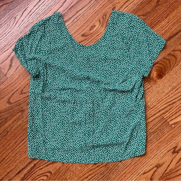 Abercrombie & Fitch Tops - Abercrombie & Fitch - Green Floral Button-Back Top